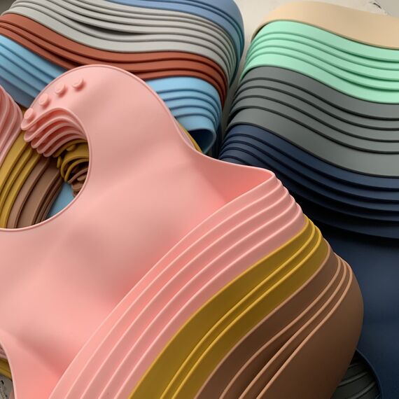 Нагрудник широкий силіконовий, 24 см, Колір: Головний